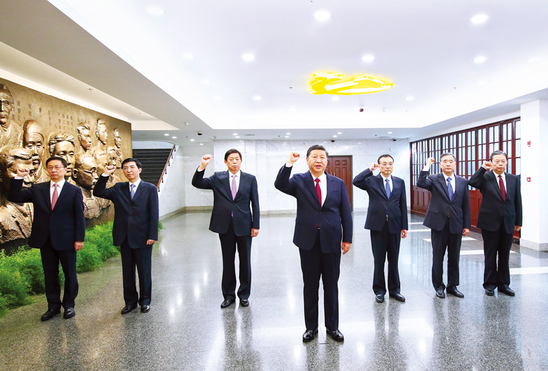 　2017年10月31日，中共中央總書記、國家主席、中央軍委主席習(xí)近平帶領(lǐng)中共中央政治局常委李克強(qiáng)、栗戰(zhàn)書、汪洋、王滬寧、趙樂際、韓正，瞻仰上海中共一大會址和浙江嘉興南湖紅船。這是31日上午，在上海中共一大會址紀(jì)念館，習(xí)近平帶領(lǐng)其他中共中央政治局常委同志一起重溫入黨誓詞。 新華社記者 蘭紅光/攝